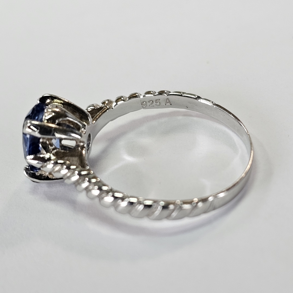 Beautiful Vintage Genuine Kyanite Ring in Rhodium Over Sterling Silver Sz 7! ✨️ - Picture 2 of 4